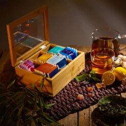 Teebox 6 Fächer 90 Teebeutel Kunststoff-Sichtfenster Bambus 9 Teebox 6 Fächer 90 Teebeutel Kunststoff-Sichtfenster Bambus -Haushaltsgeräte 10038069 yy 0003 logo